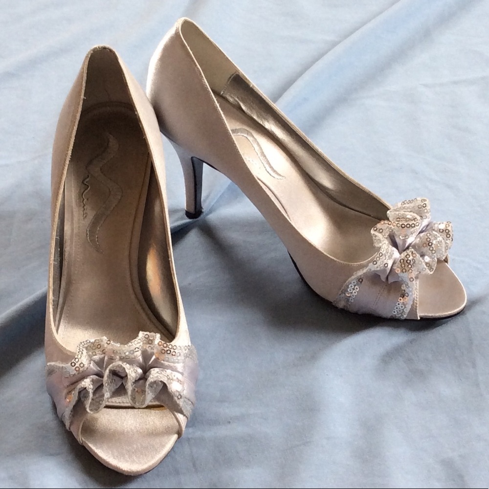 7.5 Silver Sparkly Ruffle Peep Toe Stiletto Heels!